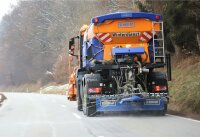 Eine besonders effektive Methode der Glättevermeidung ist die Präventivstreuung. Dafür bringt das "Team Orange" Sole mit Streufahrzeugen über einen Streuteller flächig auf die Straßen aus.