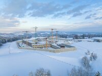 Die Arbeiten für den Neubau der Justizvollzugsanstalt Passau gehen gut voran. Die Arbeiten für den Neubau der Justizvollzugsanstalt Passau gehen gut voran.