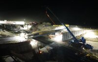 In der Nacht von Samstag auf Sonntag wurde die Behelfsbrücke über die Bahnstrecke bei Schwarzwöhr eingehoben. 