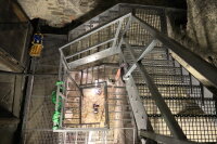 Kaum zu erkennen ist Hüttenmeister Jérôme Zahn: Er befindet sich auf dem gotischen Gewölbe am Fuß der Feuerschutztreppe, die vom Turmschaft zum Glockenturm und in den Dachraum führt.  © Staatliches Bauamt Passau / Süß