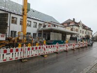 Die Rohbauarbeiten für die Errichtung des eingeschossigen Anbaus laufen. Die Rohbauarbeiten für die Errichtung des eingeschossigen Anbaus laufen.