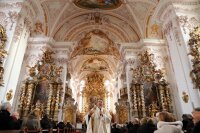 Am Christkönigssonntag wurde der Abschluss der Innenrestaurierung der Pfarrkirche Mariä Himmelfahrt in Aldersbach gefeiert. Bischof Stefan Oster SDB hielt die Predigt und zelebrierte die Altarweihe.