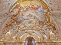 Der Blick auf die Deckengemälde in der Pfarrkirche Aldersbach ist wieder frei.