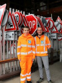 Im Schilderlager der Straßenmeisterei Straubing: Azubi Michael Hertl und Oberstraßenmeister Michael Maul.