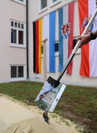 Mit einem symbolischen ersten Spatenstich wurde Baubeginn für die Sanierungs- und Umbauarbeiten zur Errichtung einer Außenstelle der Landesbaudirektion Bayern in Vilshofen  gefeiert.