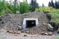 Einer der Durchlässe unter der Staatsstraße – das Umfeld wird noch begrünt. Einer der Durchlässe unter der Staatsstraße – das Umfeld wird noch begrünt.
