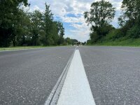 Nach dem Aufbringen der Markierung und der Errichtung der Schutzplanken konnte die Straße wieder freigegeben werden. Nach dem Aufbringen der Markierung und der Errichtung der Schutzplanken konnte die Straße wieder freigegeben werden.