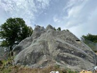 Auf einer Länge von ca. 800 Metern wurden Felssicherungsnetze und Steinschlagschutzzäune angebracht. Auf einer Länge von ca. 800 Metern wurden Felssicherungsnetze und Steinschlagschutzzäune angebracht.