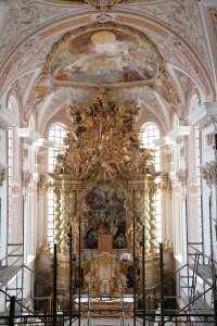Die Restaurierung der Deckenfresken über dem Chor ist abgeschlossen, das Gerüst ist abgebaut. Nun kommt der gereinigte Hochaltar mit dem restaurierten Altargemälde wieder zur Geltung.