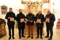Der Bildband „Asamkirche Aldersbach - Barockes Erbe bewahren“ zeigt die bewegte Geschichte und die Ergebnisse der jüngsten Restaurierung der Kirche Mariä Himmelfahrt in Aldersbach. Das Buch präsentieren Friedrich Pustet (v.l.), Pfarrer Sebastian Wild, Klemens Unger, Norbert Sterl und Bürgermeister Harald Mayerhofer.