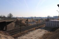 In den vergangenen Wochen haben die Mitarbeiter der beauftragten Baufirma die Vorbereitun-gen für den Einhub der Behelfsbrücke über die Bahnstrecke abgeschlossen. Für den Einhub des Bauwerks ist nun eine zweiwöchige Vollsperrung der B 8 erforderlich. 