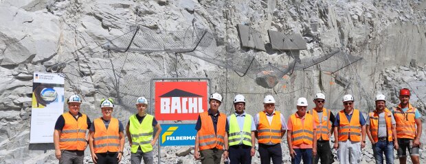 Den Ablauf der Fallversuche beobachteten (v.r.) Johannes Meyer und Martin Geiselberger (Staatliches Bauamt Passau, Sachgebiet Georisiken), Andreas Koch und Philipp Jansen (Landesbaudirektion), der frühere Betriebsleiter Josef Stockinger und Geschäftsleiter Fritz Jakob (Fa. Bachl), Professor Robert Hofmann (Universität Innsbruck), Christoph Prause (Staatsministerium für Wohnen, Bau und Verkehr) sowie Bautechniker Simon Pintarelli, Bauleiter Clemens Eisenbeutl und Niederlassungsleiter Andreas Strolz  (Fa. Felbermayr).