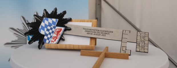 Symbolischer Schlüssel für das neue Gebäude.