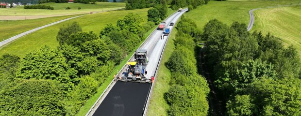 Asphalteinbau auf der B 533 bei Innernzell (Lkr. Freyung-Grafenau) Asphalteinbau auf der B 533 bei Innernzell (Lkr. Freyung-Grafenau)