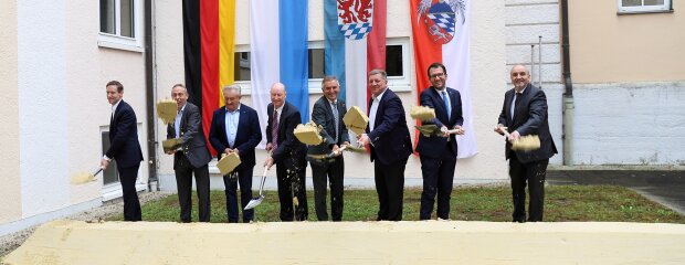 Symbolischer Spatenstich zum Baubeginn: LBD Norbert Sterl (v.r.), Bürgermeister Florian Gams, Staatsminister Christian Bernreiter, der Vorsitzende des Berufsschulverbandes, MdL Walter Taubeneder,  der Präsident der Landesbaudirektion Bayern, Johannes Nolte, Landrat a.D. Franz Meyer, stellvertretender Landrat Hans Koller und Regierungspräsident Rainer Haselbeck.