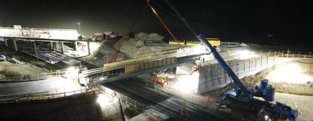 In der Nacht von Samstag auf Sonntag wurde die Behelfsbrücke über die Bahnstrecke bei Schwarzwöhr eingehoben. In der Nacht von Samstag auf Sonntag wurde die Behelfsbrücke über die Bahnstrecke bei Schwarzwöhr eingehoben.