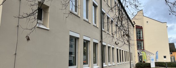 In dem im Jahr 1985 errichteten Gebäude sind neben dem Amt für Digitalisierung, Breitband und Vermessung Straubing auch das BayernWLAN-Zentrum, das Arbeits- und Sozialgericht sowie ein Sachgebiet des Polizeipräsidiums Niederbayern untergebracht. In dem im Jahr 1985 errichteten Gebäude sind neben dem Amt für Digitalisierung, Breitband und Vermessung Straubing auch das BayernWLAN-Zentrum, das Arbeits- und Sozialgericht sowie ein Sachgebiet des Polizeipräsidiums Niederbayern untergebracht.