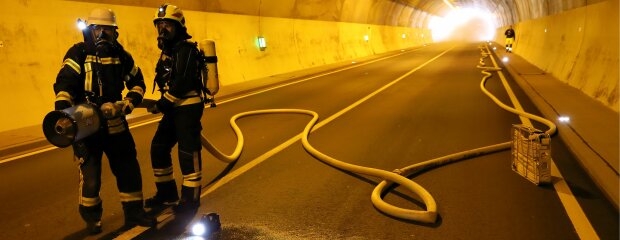 Für die Brandbekämpfung mit Löschschaum musste eine Leitung aufgebaut werden. Für die Brandbekämpfung mit Löschschaum musste eine Leitung aufgebaut werden.