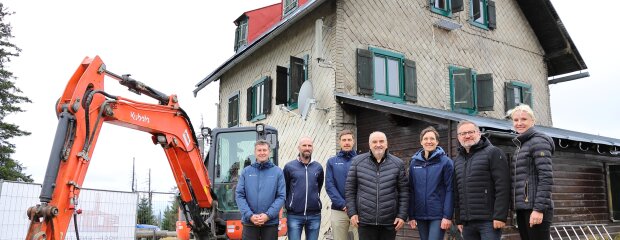 Sie freuen sich, dass die Sanierung des Waldschmidthauses beginnen kann: Nationalparkleiterin Ursula Schuster (3.v.r.), Bauamtsleiter Norbert Sterl (Mitte), Architekt Alfons Döringer (2.v.r), Armin Atteneder von der Baufirma Schneider (2.v.l.), die Nationalparkmitarbeiter Hubert Wachter (l.) und Johannes Dick (3.v.l.) sowie Sabrina Ritzau, Mitarbeiterin des Staatlichen Bauamtes. Sie freuen sich, dass die Sanierung des Waldschmidthauses beginnen kann: Nationalparkleiterin Ursula Schuster (3.v.r.), Bauamtsleiter Norbert Sterl (Mitte), Architekt Alfons Döringer (2.v.r), Armin Atteneder von der Baufirma Schneider (2.v.l.), die Nationalparkmitarbeiter Hubert Wachter (l.) und Johannes Dick (3.v.l.) sowie Sabrina Ritzau, Mitarbeiterin des Staatlichen Bauamtes.