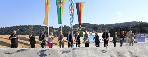 Spatenstich für den Bau der Ortsumgehung Auerbach mit (v.l.) LBD Norbert Sterl, Leiter des Staatlichen Bauamts Passau, Kaplan Peter Bosanyi, MdB Muhanad Al-Halak, MdB Rita Hagl-Kehl, Landrat Bernd Sibler, Bürgermeister Gerhard Weber, Stefanie Schäfer, Referatsleiterin im Bundesministerium für Digitales und Verkehr, Christian Bernreiter, Bayerischer Staatsminister für Wohnen, Bau und Verkehr, der frühere MdB Barthl Kalb, MdB Thomas Erndl, Robert Wufka, der frühere Leiter des Staatlichen Bauamts Passau, Robert Esterl, Leiter des Bereichs Planung und Bau an der Regierung von Niederbayern, und Kurt Stümpfl, Bereichsleiter Straßenbau am Staatlichen Bauamt Passau.