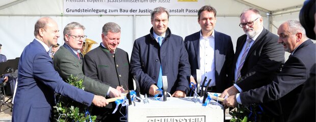 Mit drei symbolischen Hammerschlägen auf den Grundstein beendeten (v.l.) Hans Jürgen Amannsberger, Leiter der JVA Passau, MdL Josef Zellmeier, Bauminister Christian Bernreiter, Ministerpräsident Dr. Markus Söder, Justizminister Georg Eisenreich, Oberbürgermeister Jürgen Dupper und Norbert Sterl, Leiter des Staatlichen Bauamts Passau, die Zeremonie.