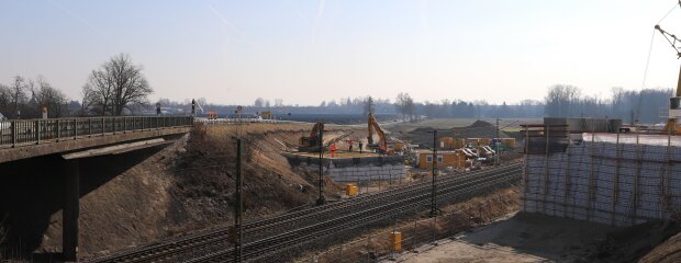 In den vergangenen Wochen haben die Mitarbeiter der beauftragten Baufirma die Vorbereitungen für den Einhub der Behelfsbrücke über die Bahnstrecke abgeschlossen. Für den Einhub des Bauwerks ist nun eine zweiwöchige Vollsperrung der B 8 erforderlich. In den vergangenen Wochen haben die Mitarbeiter der beauftragten Baufirma die Vorbereitungen für den Einhub der Behelfsbrücke über die Bahnstrecke abgeschlossen. Für den Einhub des Bauwerks ist nun eine zweiwöchige Vollsperrung der B 8 erforderlich.
