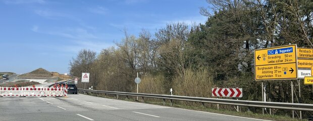 Die ersten Autofahrer nutzten am Freitagmittag gleich die wieder freigegebene Fahrspur in Richtung Straubing. Die ersten Autofahrer nutzten am Freitagmittag gleich die wieder freigegebene Fahrspur in Richtung Straubing.