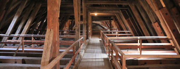 Der noch aus spätgotischer Zeit stammende Holzdachstuhl über dem Kirchenschiff stellte die größte Brandgefahr dar. Hier wird zur Früherkennung noch eine Brandmeldeanlage installiert. 
