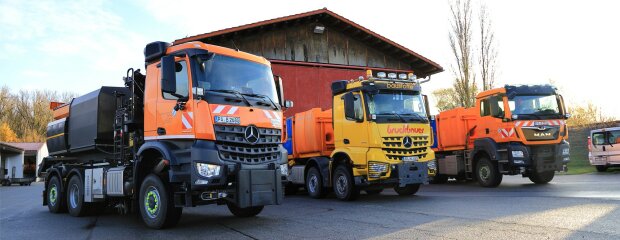 Für die Soleausbringung stehen im Einzugsgebiet der Straßenmeisterei Straubing drei Lkw zur Verfügung - neben den beiden eigenen Fahrzeugen unterstützt ein Fuhrunternehmer das Team Orange bei seiner wichtigen Arbeit. Für die Soleausbringung stehen im Einzugsgebiet der Straßenmeisterei Straubing drei Lkw zur Verfügung - neben den beiden eigenen Fahrzeugen unterstützt ein Fuhrunternehmer das Team Orange bei seiner wichtigen Arbeit.