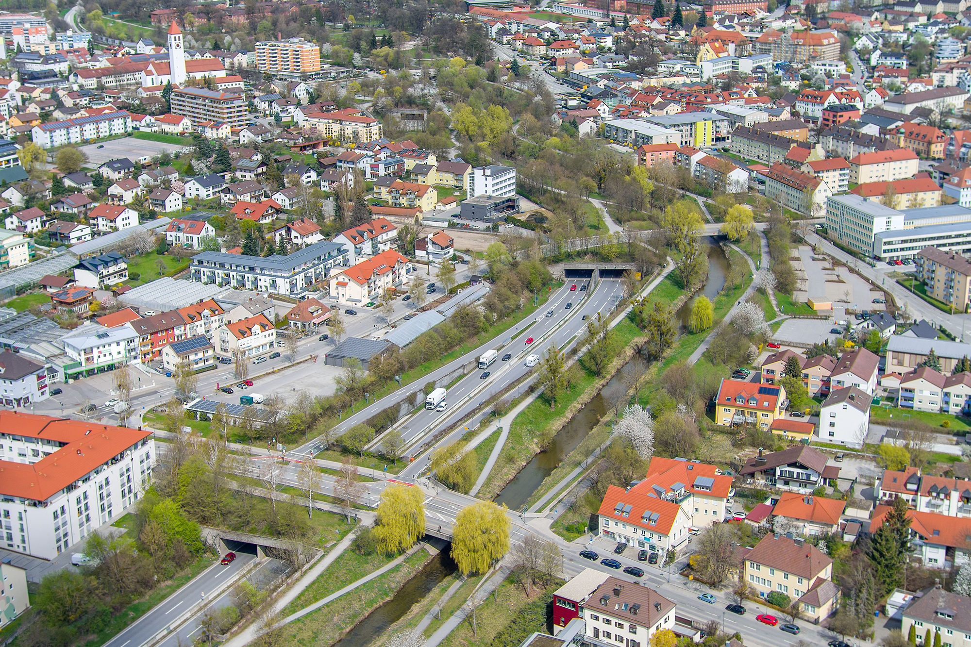 Von den Deggendorfern nahezu unbemerkt verläuft die B 11 heute in den Tunneln durch die Stadt. Daneben fließt der Bogenbach, auch grüne Übergänge wurden angelegt. Die Straßenführung in Deggendorf ist ein Beweis dafür, dass Verkehr und Naherholung im Grünen nebeneinander gut funktionieren können. Von den Deggendorfern nahezu unbemerkt verläuft die B 11 heute in den Tunneln durch die Stadt. Daneben fließt der Bogenbach, auch grüne Übergänge wurden angelegt. Die Straßenführung in Deggendorf ist ein Beweis dafür, dass Verkehr und Naherholung im Grünen nebeneinander gut funktionieren können.