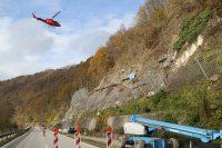 Mit dem Helikopter wurden die Zaunstützen auf den Felshang geflogen. © Staatliches Bauamt Passau / Süß