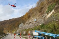 Mit dem Helikopter wurden die Zaunstützen auf den Felshang geflogen.