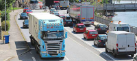 Dauerbelastung auf Hauptrouten zwischen Wasser und Bergen - wie hier am Anger - führt in Passau oft zu Stau und Ärger. Eine große Verkehrsanalyse soll Ursachen, Daten und Lösungsideen schaffen. 