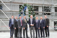 Wissenschaftsminister Bernd Sibler (3. v. l.) mit dem Regierungspräsidenten von Niederbayern Rainer Haselbeck, MdL Josef Zellmeier, TUM Präsident Prof. Dr. Wolfgang A. Herrmann, Oberbürgermeister Markus Pannermayr, Rektor Prof. Dr. Volker Sieber, Leitender Baudirektor Norbert Sterl vom Staatlichen Bauamt Passau sowie Architekt Christian Volles von Schuster Pechtold Schmidt Architekten GmbH München (v.l.n.r.)