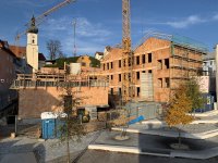 Südansicht der Baustelle des Finanzamt-Neubaus am Stadtberg: Die giebelständigen Gebäude (rechts im Bild) an der Hauptstraße sind im Rohbau bereits fertiggestellt, auch an der Scharrerstraße steht bereits die erste Geschossebene.