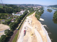 Zwischen den Bahngleisen und der Donau entsteht der Kreisverkehr, der die Ortsumgehung Vilshofen an die B 8 anschließen wird.