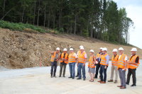 Informationsveranstaltung auf der Baustelle am Hochbühl: vorne v.l. Max Drexler, Abteilung Brückenbau an der Servicestelle Deggendorf, Bauaufseher Lothar Deuschl, Richard Kauer, 2. Bürgermeister Patersdorf, Georg Fleischmann, Bürgermeister Gotteszell, Gaby Wittenzellner, Bürgermeisterin Achslach, Daniel Graßl, Bürgermeister Teisnach, Volker Wintermeier, Abteilung Straßenbau an der Servicestelle Deggendorf und Amtsleiter Robert Wufka, Gerhard Ruff, hinten Vertreter der Firma Streicher.