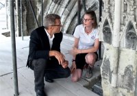 Hoch oben auf dem Baugerüst am Passauer Dom spricht Amtschef Helmut Schütz mit der jungen Steinmetzin Magdalena Roland über die Fassadenschäden. © StMB