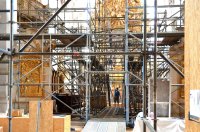 Der Aufbau des Raumgerüsts, das die Arbeitsbühne für die späteren Restaurierungsarbeiten in der Asamkirche an Stuck, Putz, Fassungen und Fresken aufnehmen wird, hat begonnen. © Felix Viemann, StBA Passau