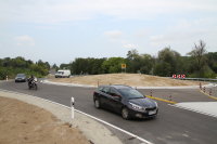 Noch etwas zögerlich nutzten die ersten Autofahrer die freigegebene Straße und den neuen Kreisverkehr bei Witzling.