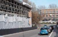 Die provisorische Einhausung, die nach dem Brand des Lehrstuhl- und Verwaltungsgebäudes des TUM-Campus Straubing als Witterungsschutz diente, wird wieder abgebaut.