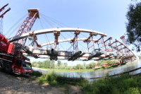 Innerhalb einer Woche waren die Bögen an der Isarbrücke gesetzt. Jetzt fehlt nur noch das Schlussstück.