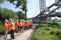 Walter Hinkofer (l.) von der Servicestelle Deggendorf gab den Schülern einen Einblick in den Brückenbau. © Staatliches Bauamt Passau