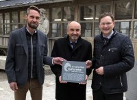 Bayerns Bauminister Dr. Hans Reichhart (von rechts) überreichte Leitendem Baudirektor Norbert Sterl vom Staatlichen Bauamt Passau und dem Hüttenmeister der Dombauhütte Passau, Jérôme Zahn, eine Plakette, die die Anerkennung des Bauhüttenwesens als „Immaterielles Kulturerbe“ durch die UNESCO-Kommission dokumentiert.