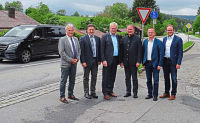 Treffen vor Ort in Schweinhütt: Die Abgeordneten Alois Rainer, MdB (3.v.l.), und Max Gibis, MdL (2.v.l.), mit dem stellvertretenden Landrat Willi Killinger (3.v.r.), dem IHK-Gremiumsvorsitzenden im Landkreis Regen, Franz Birn-beck (2.v.r.), sowie den Vertretern des Straßenbauamts Passau Robert Wufka (l.) und Bastian Wufka (r.).