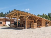Rund 45 x 9 m betragen die Außenabmessungen der neuen Holzlagerhalle für den Nationalpark-Betriebshof in Kreuzstraßl. © Wolfgang Kinateder, Staatliches Bauamt Passau