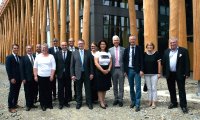 Landwirtschaftsministerin Michaela Kaniber (5.v.r.) besuchte die NAWAREUM-Baustelle in Straubing.