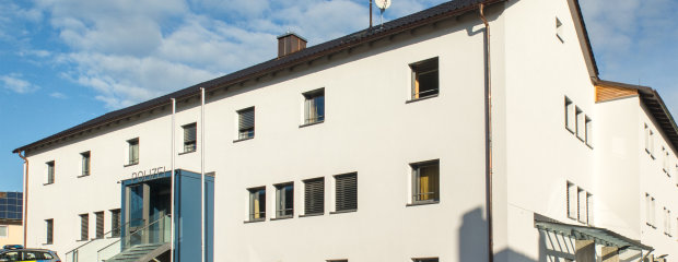 Mit einem Hublift ausgestattet ist der Haupteingang zur Polizeiinspektion Zwiesel heute barrierefrei erreichbar. Mit einem Hublift ausgestattet ist der Haupteingang zur Polizeiinspektion Zwiesel heute barrierefrei erreichbar.