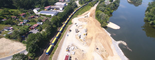 Zwischen den Bahngleisen und der Donau entsteht der Kreisverkehr, der die Ortsumgehung Vilshofen an die B 8 anschließen wird.