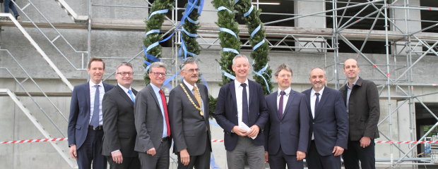 Wissenschaftsminister Bernd Sibler (3. v. l.) mit dem Regierungspräsidenten von Niederbayern Rainer Haselbeck, MdL Josef Zellmeier, TUM Präsident Prof. Dr. Wolfgang A. Herrmann, Oberbürgermeister Markus Pannermayr, Rektor Prof. Dr. Volker Sieber, Leitender Baudirektor Norbert Sterl vom Staatlichen Bauamt Passau sowie Architekt Christian Volles von Schuster Pechtold Schmidt Architekten GmbH München (v.l.n.r.) Wissenschaftsminister Bernd Sibler (3. v. l.) mit dem Regierungspräsidenten von Niederbayern Rainer Haselbeck, MdL Josef Zellmeier, TUM Präsident Prof. Dr. Wolfgang A. Herrmann, Oberbürgermeister Markus Pannermayr, Rektor Prof. Dr. Volker Sieber, Leitender Baudirektor Norbert Sterl vom Staatlichen Bauamt Passau sowie Architekt Christian Volles von Schuster Pechtold Schmidt Architekten GmbH München (v.l.n.r.)